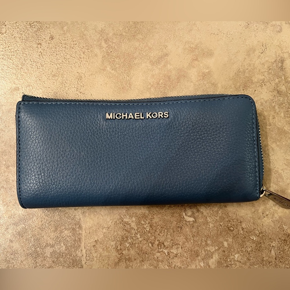 Michael Kors wallet like new